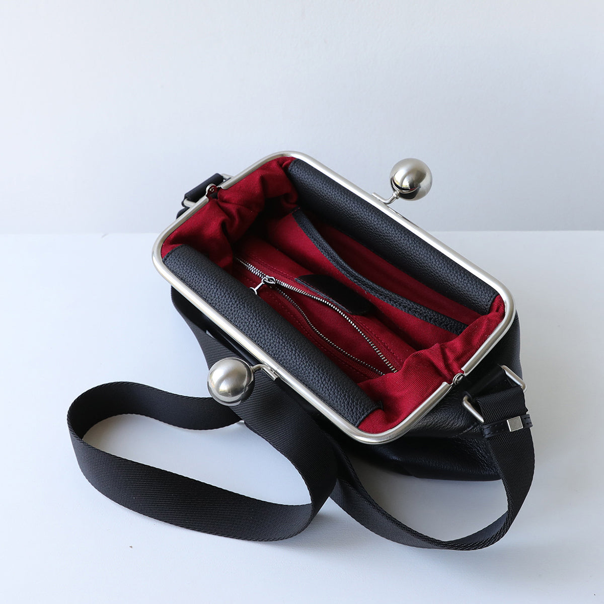 Nina kiss-lock bag, interior