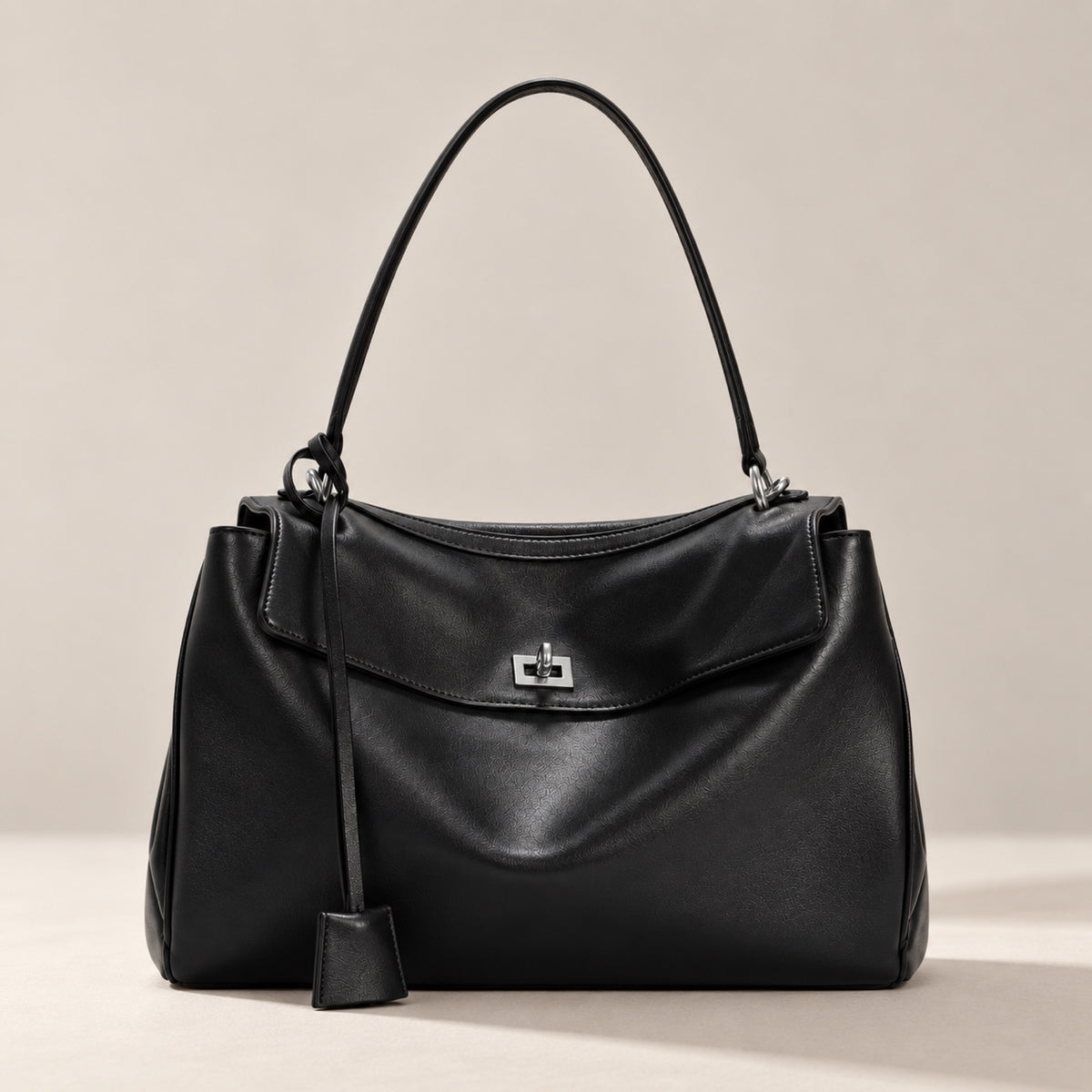 Kensington leather shoulder bag in black with silver twist-lock